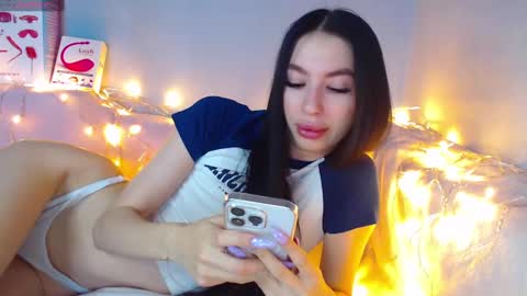 Snapshot of karolina_hottie_ chatting on 01/15/25, 03:33 Kira online show from 01/15/25, 03:33