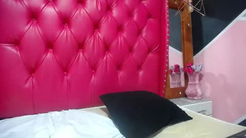 karoline_lov2 online show from 02/14/25, 10:47