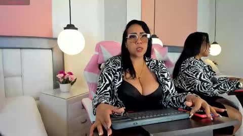 karolwest_ online show from 11/01/25, 12:40