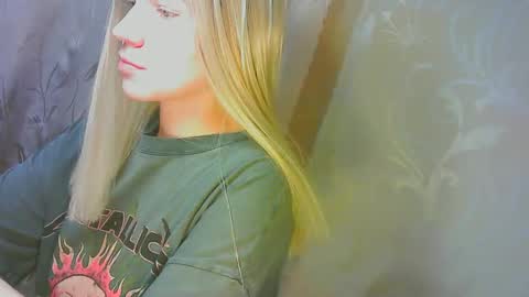 Snapshot of karolynafox chatting on 09/11/25, 10:15 Caroline Fox online show from 09/11/25, 10:15