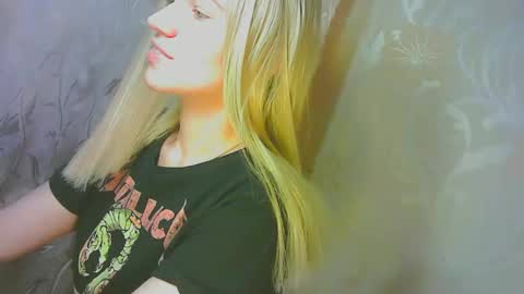 Snapshot of karolynafox chatting on 09/12/25, 08:14 Caroline Fox online show from 09/12/25, 08:14