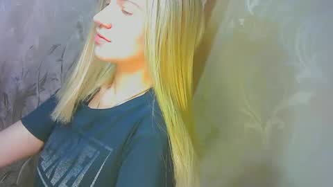 Snapshot of karolynafox chatting on 09/13/25, 08:25 Caroline Fox online show from 09/13/25, 08:25