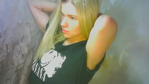 Snapshot of karolynafox chatting on 09/14/25, 08:57 Caroline Fox online show from 09/14/25, 08:57