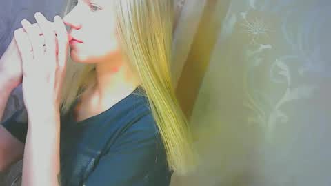 Snapshot of karolynafox chatting on 09/17/25, 10:50 Caroline Fox online show from 09/17/25, 10:50