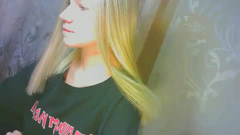 Snapshot of karolynafox chatting on 09/18/25, 09:22 Caroline Fox online show from 09/18/25, 09:22