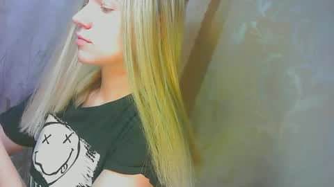 Snapshot of karolynafox chatting on 09/20/25, 08:37 Caroline Fox online show from 09/20/25, 08:37