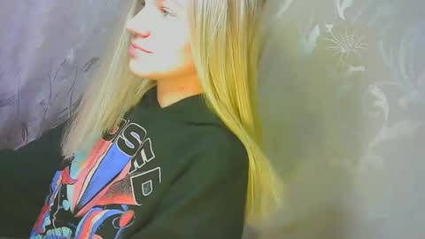 Snapshot of karolynafox chatting on 09/25/25, 10:52 Caroline Fox online show from 09/25/25, 10:52