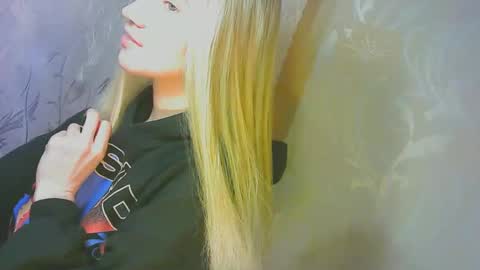 Snapshot of karolynafox chatting on 09/26/25, 09:13 Caroline Fox online show from 09/26/25, 09:13