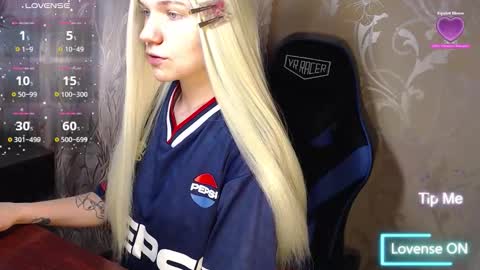 Snapshot of karolynafox chatting on 02/17/26, 10:34 Caroline Fox online show from 02/17/26, 10:34