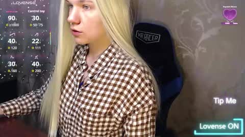 Snapshot of karolynafox chatting on 02/19/26, 09:05 Caroline Fox online show from 02/19/26, 09:05