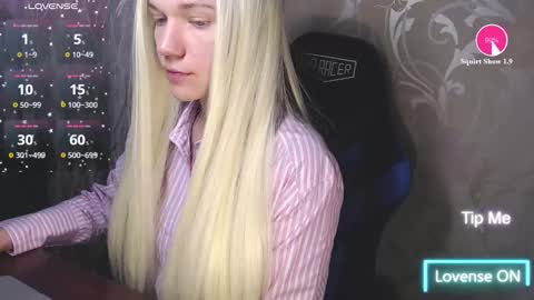 Snapshot of karolynafox chatting on 03/06/26, 09:28 Caroline Fox online show from 03/06/26, 09:28