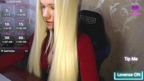 Snapshot of karolynafox chatting on 03/08/26, 08:40 Caroline Fox online show from 03/08/26, 08:40