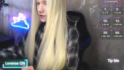 Snapshot of karolynafox chatting on 03/15/26, 08:53 Caroline Fox online show from 03/15/26, 08:53