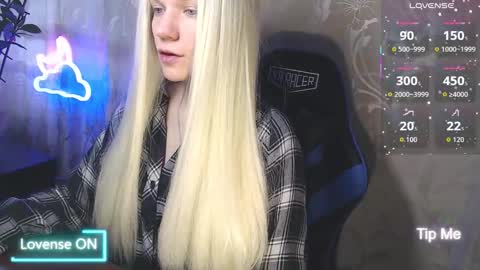 Snapshot of karolynafox chatting on 03/20/26, 09:03 Caroline Fox online show from 03/20/26, 09:03
