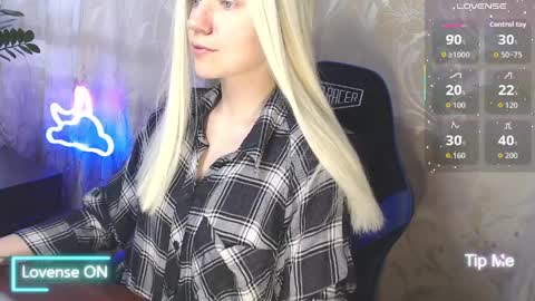 Snapshot of karolynafox chatting on 04/02/26, 09:29 Caroline Fox online show from 04/02/26, 09:29