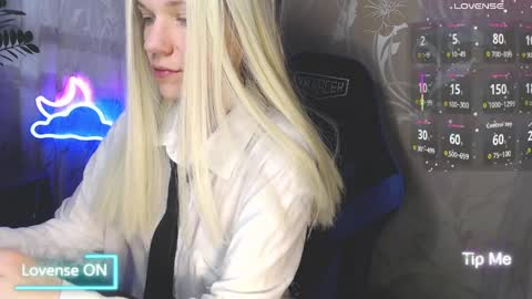 Snapshot of karolynafox chatting on 04/04/26, 07:39 Caroline Fox online show from 04/04/26, 07:39