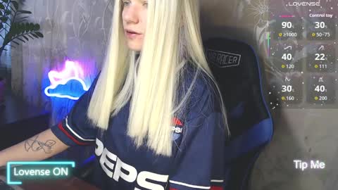 Snapshot of karolynafox chatting on 04/09/26, 09:15 Caroline Fox online show from 04/09/26, 09:15