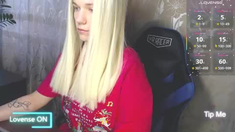 Snapshot of karolynafox chatting on 04/15/26, 10:22 Caroline Fox online show from 04/15/26, 10:22