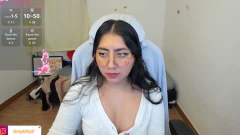 Snapshot of kat_ly_chan chatting on 10/13/25, 09:15 Kat       online show from 10/13/25, 09:15