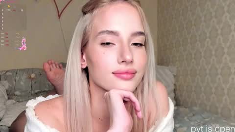 Snapshot of katebremar chatting on 12/15/25, 09:52 online show from 12/15/25, 09:52