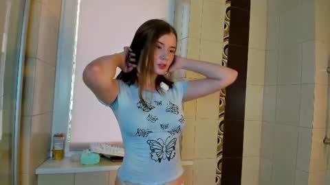 Snapshot of katiecarti chatting on 07/31/26, 02:05 Katrina online show from 07/31/26, 02:05