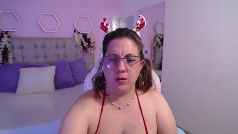 Snapshot of katiee_jones_ chatting on 12/19/24, 04:35 Katherine online show from 12/19/24, 04:35