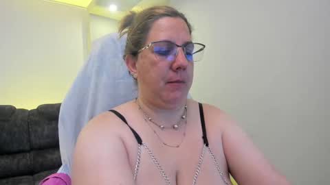 Snapshot of katiee_jones_ chatting on 09/10/25, 01:00 Katherine online show from 09/10/25, 01:00