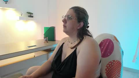 Snapshot of katiee_jones_ chatting on 09/27/25, 01:05 Katherine online show from 09/27/25, 01:05
