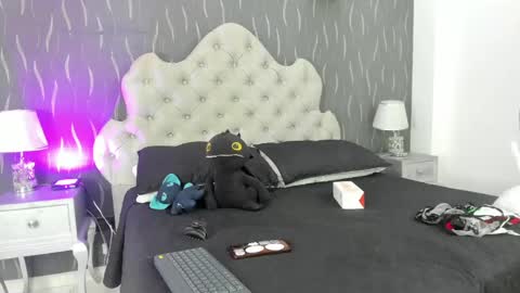 Snapshot of katierouge chatting on 12/26/24, 06:09 Katie online show from 12/26/24, 06:09