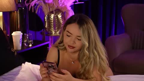 Snapshot of katjolie chatting on 09/10/25, 07:47 KatJolie online show from 09/10/25, 07:47