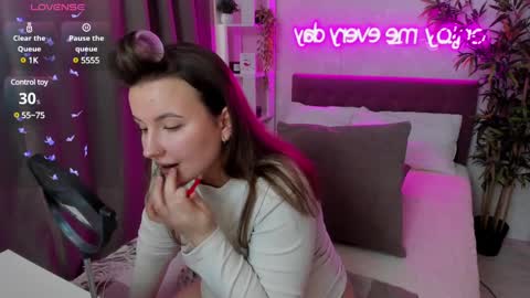 Kate online show from 02/19/25, 06:44