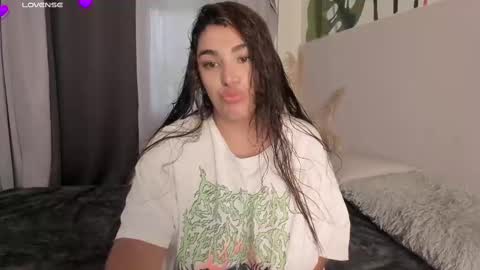 Snapshot of katybloom_ chatting on 02/21/25, 05:20    online show from 02/21/25, 05:20