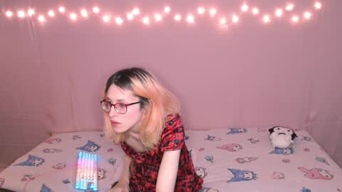 Snapshot of kawaii_tiffy chatting on 04/10/26, 04:01 Tiffany online show from 04/10/26, 04:01