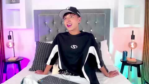 Snapshot of keen_nico chatting on 02/13/26, 01:18 nico online show from 02/13/26, 01:18