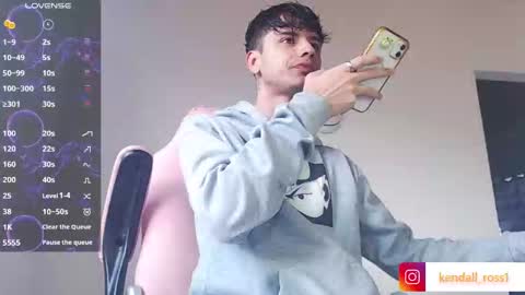 Snapshot of kendall_ros chatting on 10/01/25, 02:23 kendall ross online show from 10/01/25, 02:23