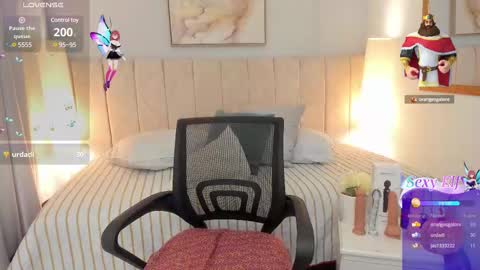 Snapshot of kendallqueenn chatting on 02/14/25, 11:20 Kendall online show from 02/14/25, 11:20