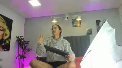 Snapshot of kendra_london chatting on 06/15/26, 11:12 Kendra London online show from 06/15/26, 11:12