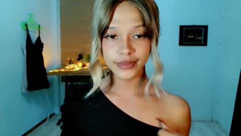 Snapshot of kendra_lunaxx chatting on 05/17/26, 12:12 kendra_lunaxx online show from 05/17/26, 12:12