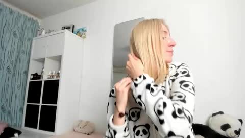 Kenzie online show from 10/25/25, 06:02