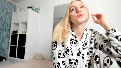 Kenzie online show from 11/24/25, 04:23