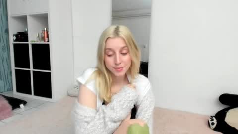 Snapshot of kenziedawton chatting on 03/27/26, 07:13 Kenzie online show from 03/27/26, 07:13