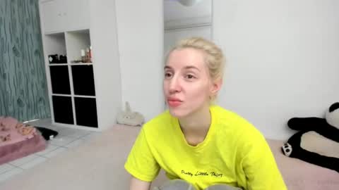 Snapshot of kenziedawton chatting on 06/21/26, 01:46 Kenzie online show from 06/21/26, 01:46