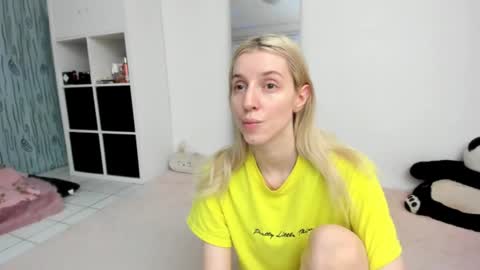 Snapshot of kenziedawton chatting on 07/05/26, 01:40 Kenzie online show from 07/05/26, 01:40