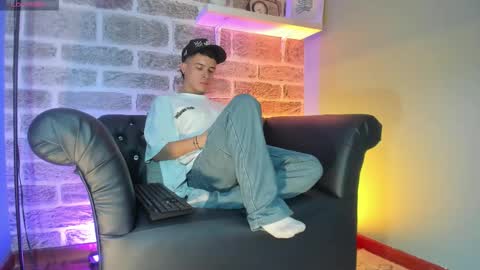 Snapshot of kevinn_blue chatting on 10/30/25, 10:10 Sexy Hot Kevin online show from 10/30/25, 10:10