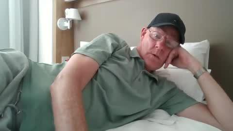 Snapshot of kevlooking4sez chatting on 06/19/26, 01:48 kevlooking4sez online show from 06/19/26, 01:48