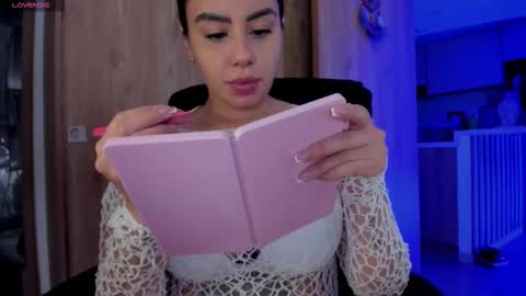 Laura online show from 11/11/25, 01:16