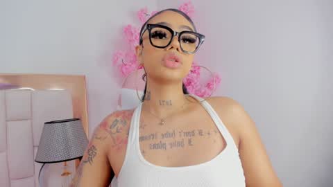 Khelany Isyy  online show from 02/08/25, 09:15