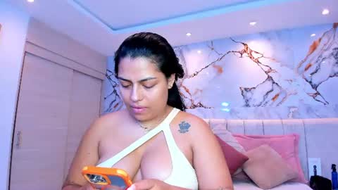 Snapshot of kiana_cream chatting on 07/15/26, 01:05 N M online show from 07/15/26, 01:05