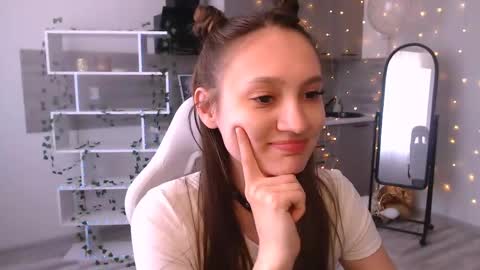 Snapshot of kiananowak chatting on 05/17/26, 09:38 Kiana online show from 05/17/26, 09:38