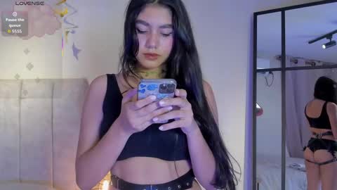 Snapshot of kiara_violet_ chatting on 04/22/26, 11:28 Kiara online show from 04/22/26, 11:28